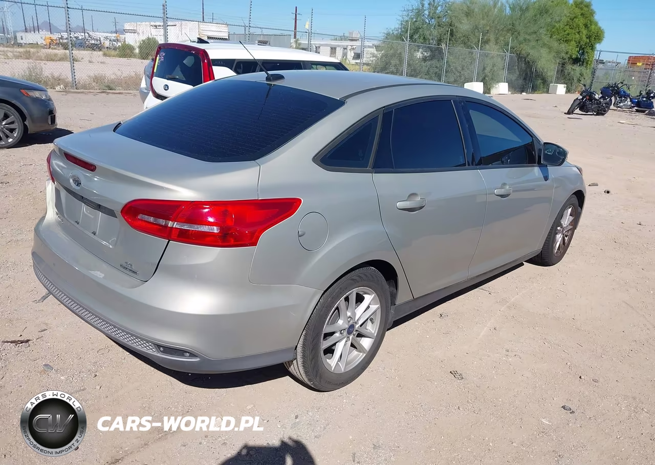 2016 Ford Focus Se VIN:1FADP3F22GL365446 - 4