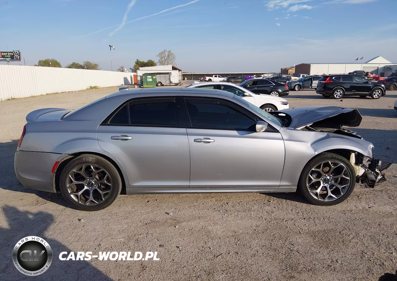 2018 Chrysler 300 300S VIN:2C3CCABG2JH245033 - 13