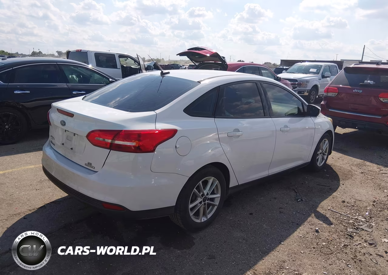 2016 Ford Focus Se VIN:1FADP3F24GL346302 - 4