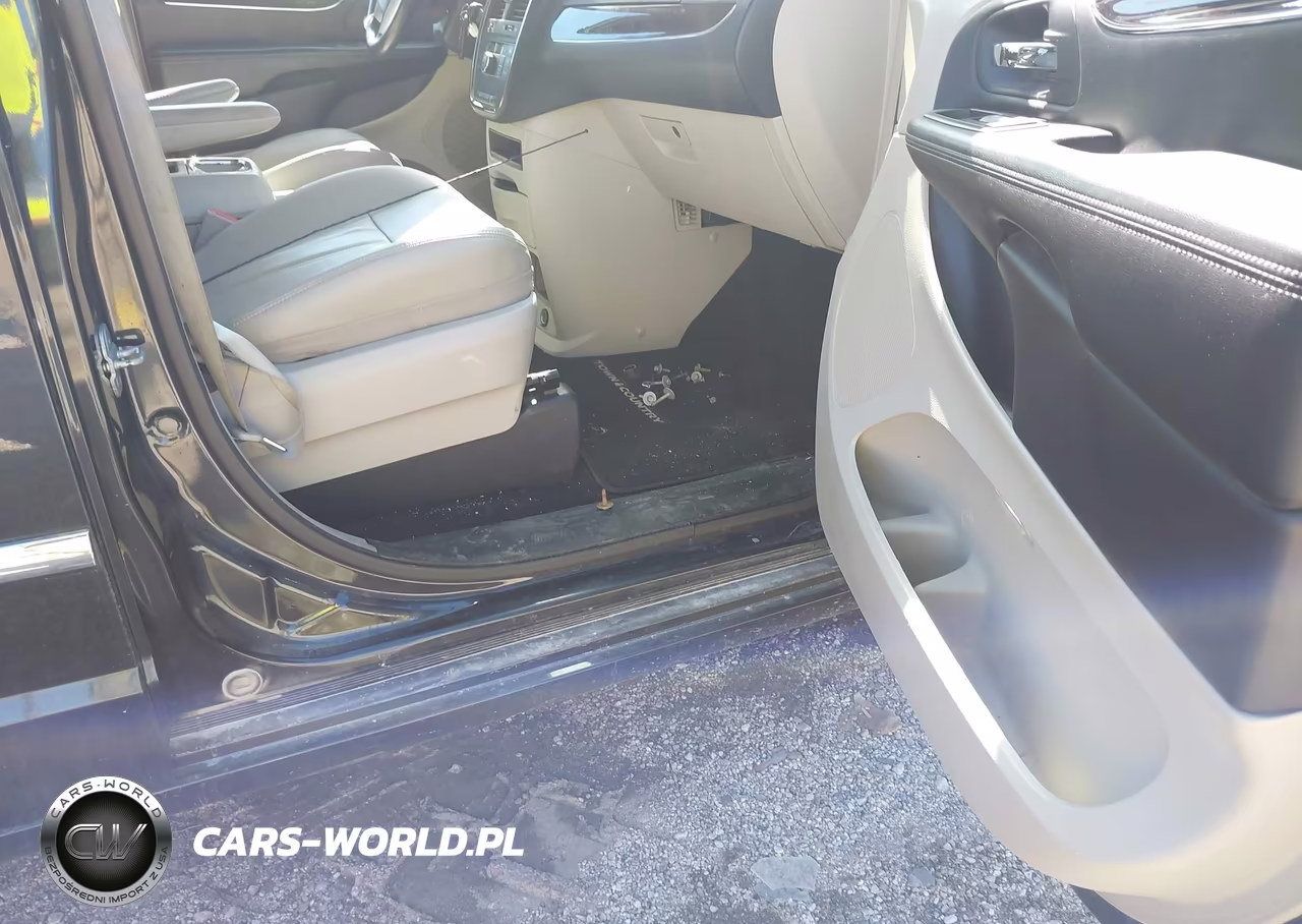 2013 Chrysler Town & Country Touring VIN:2C4RC1BG6DR604405 - 5