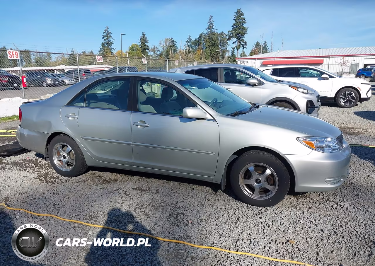 2002 Toyota Camry Le VIN:JTDBE32KX20135032 - 12