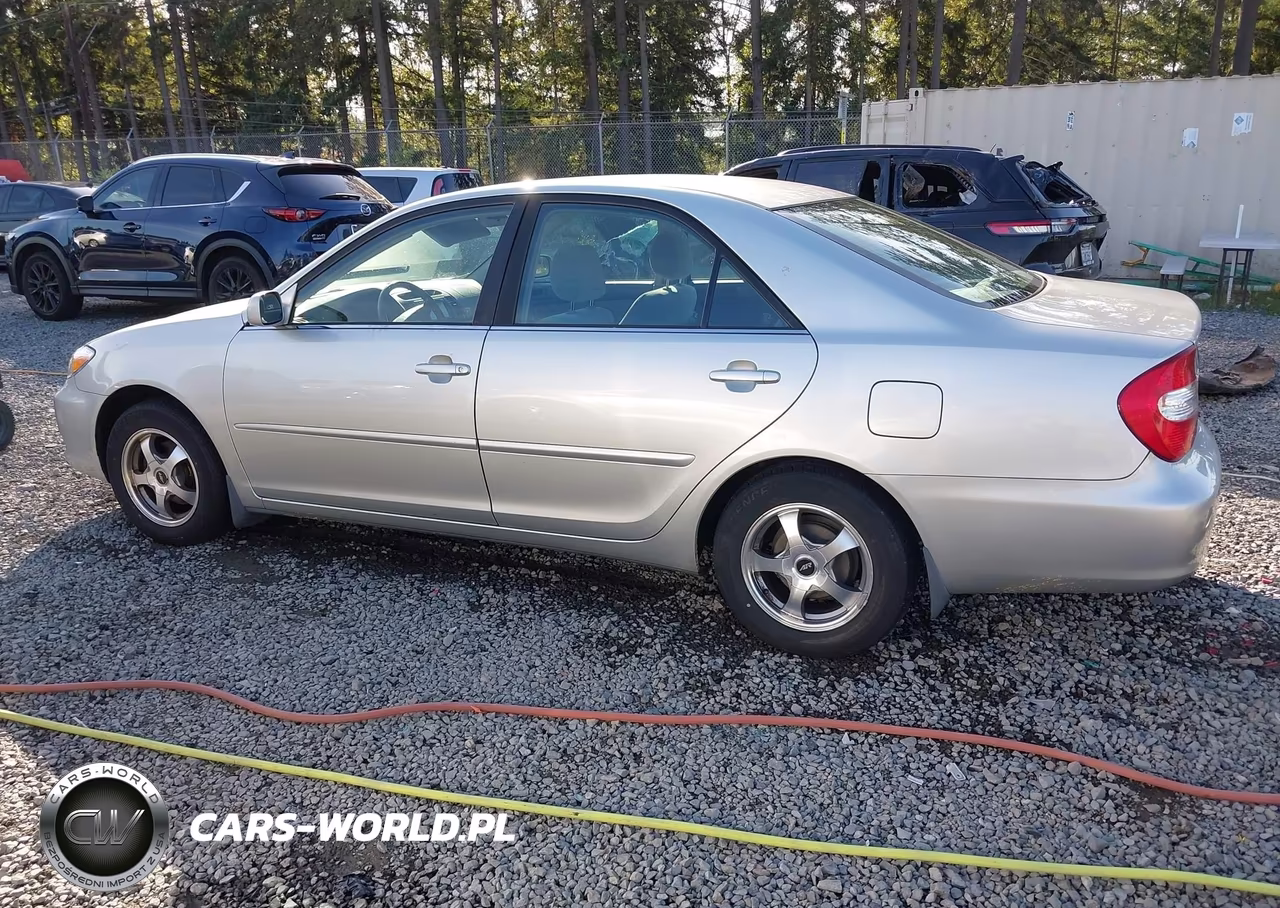 2002 Toyota Camry Le VIN:JTDBE32KX20135032 - 13