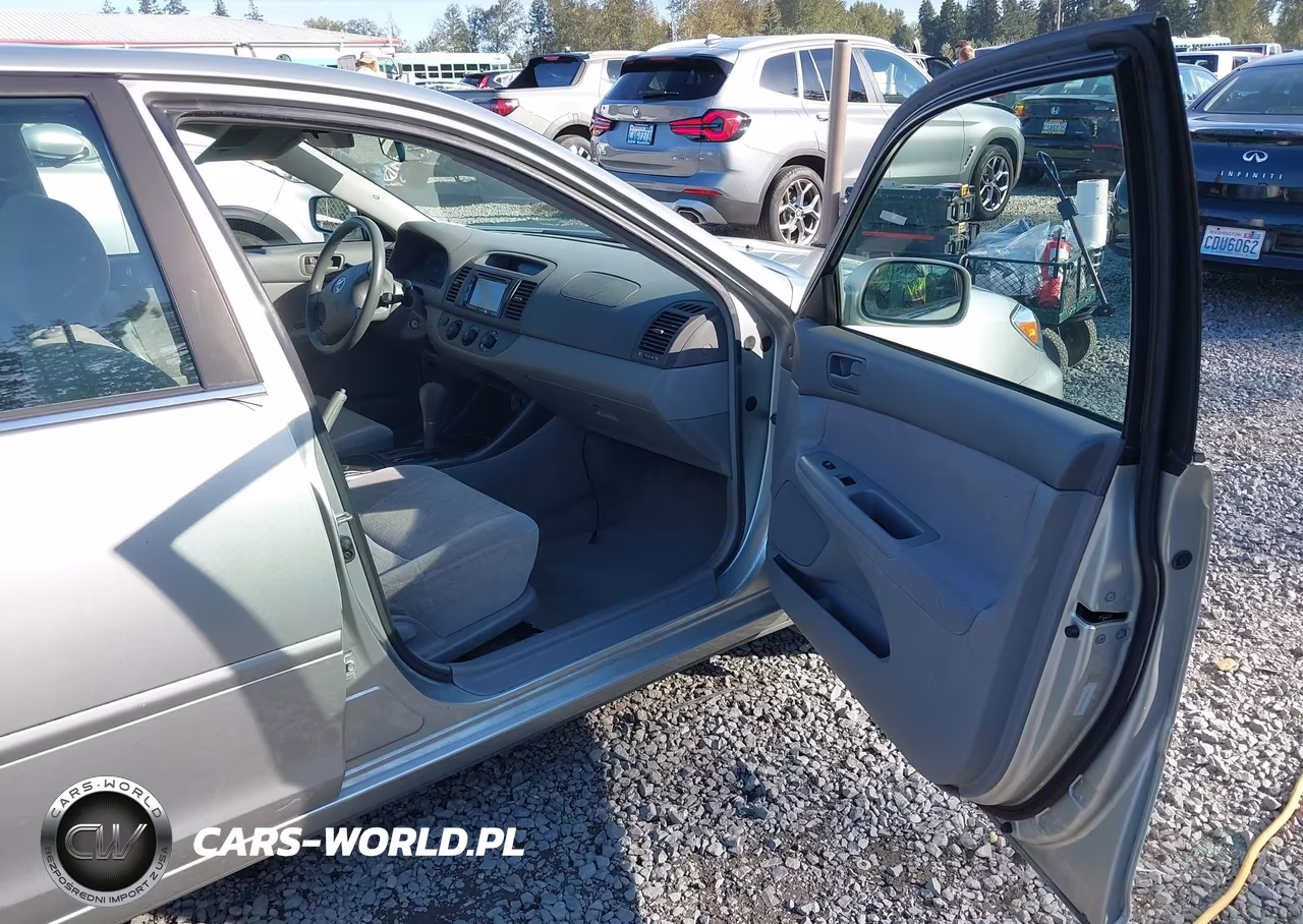 2002 Toyota Camry Le VIN:JTDBE32KX20135032 - 5