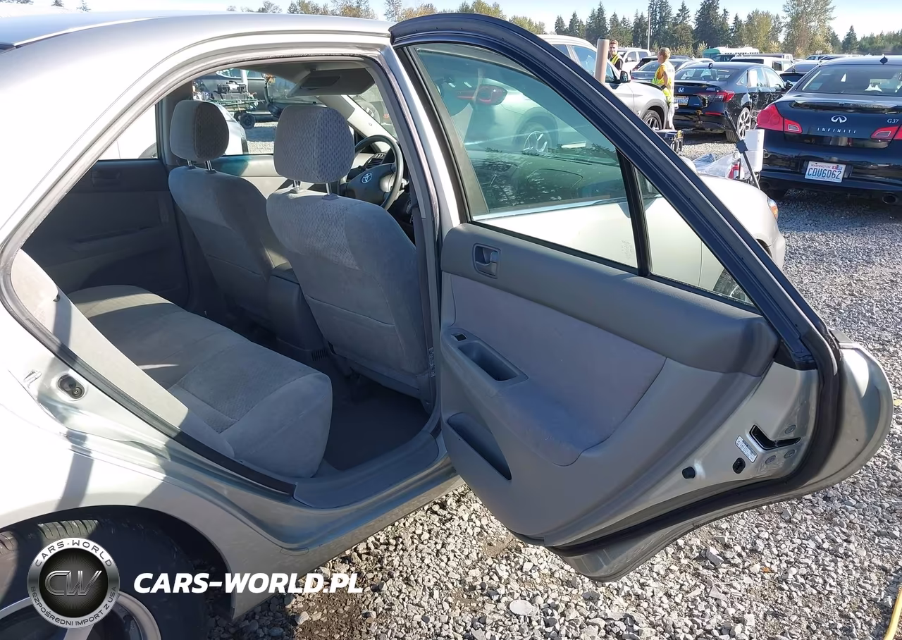 2002 Toyota Camry Le VIN:JTDBE32KX20135032 - 8