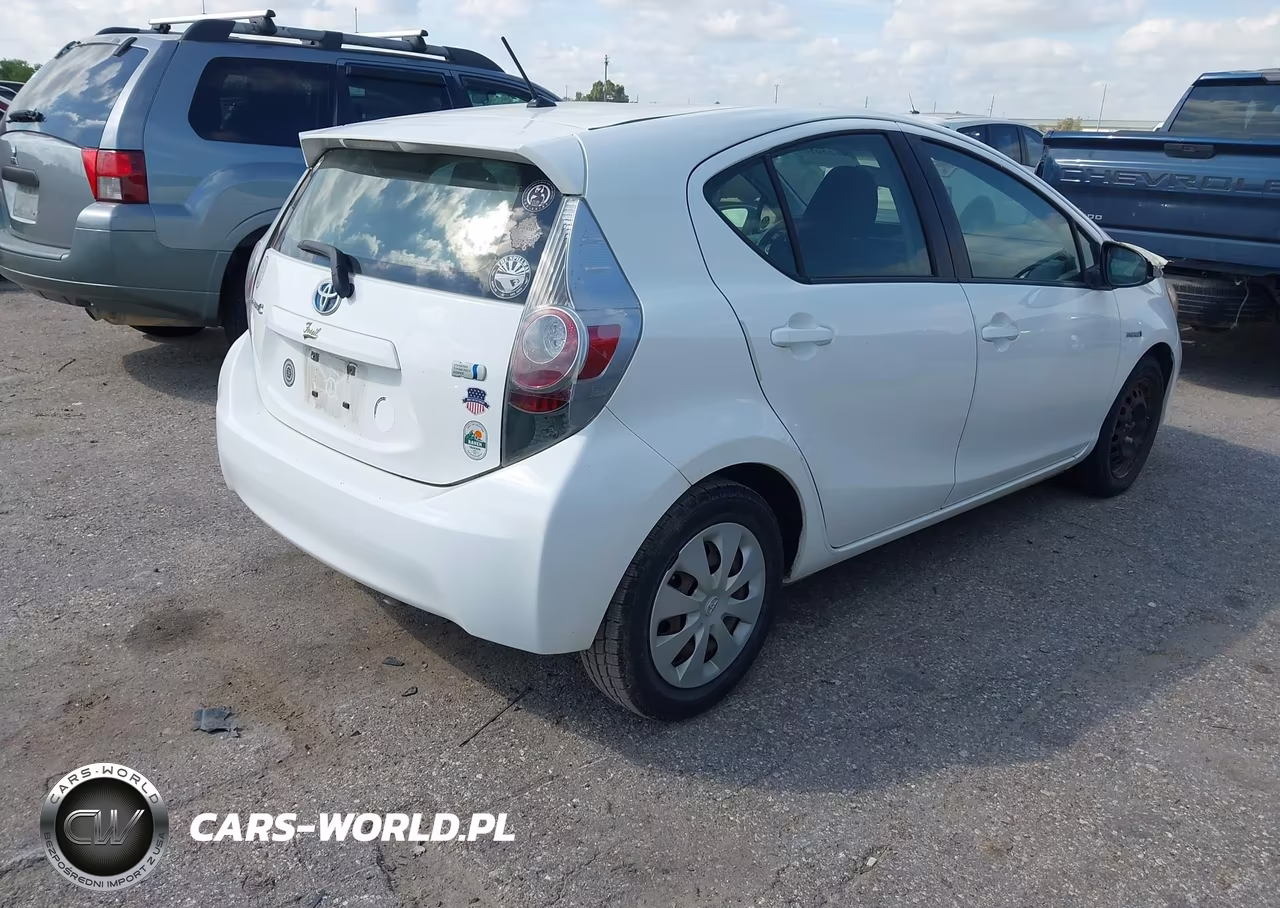 2013 Toyota Prius C Two VIN:JTDKDTB3XD1043637 - 4