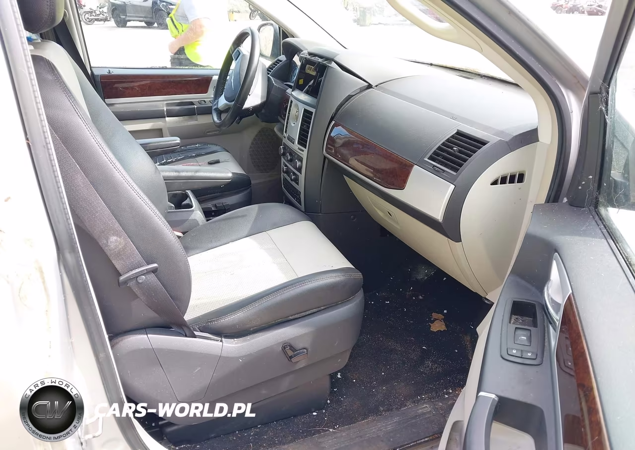 2010 Chrysler Town & Country Touring Plus VIN:2A4RR8DXXAR375124 - 5