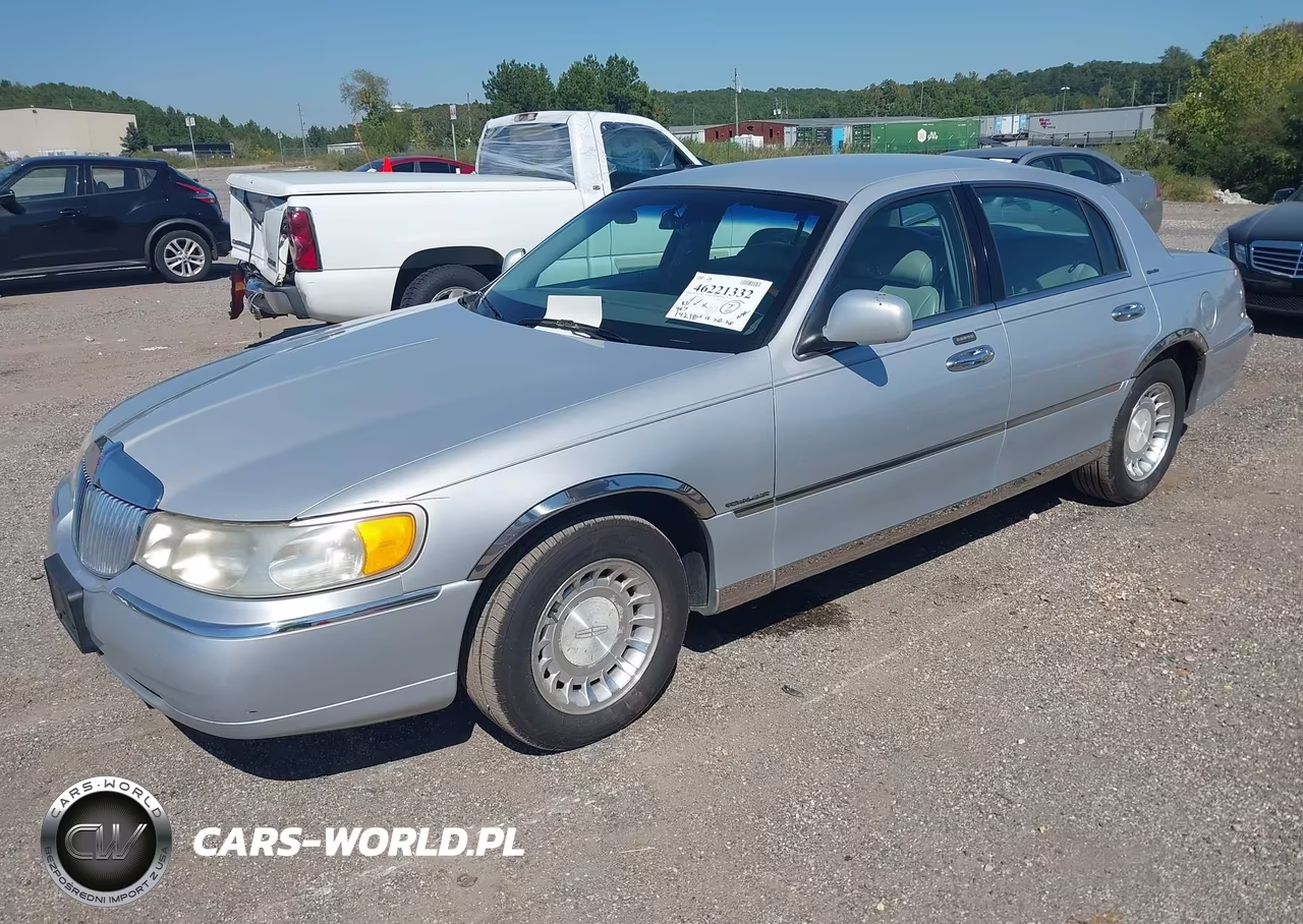 2001 Lincoln Town Car Signature VIN:1LNHM82W51Y608103 - 2