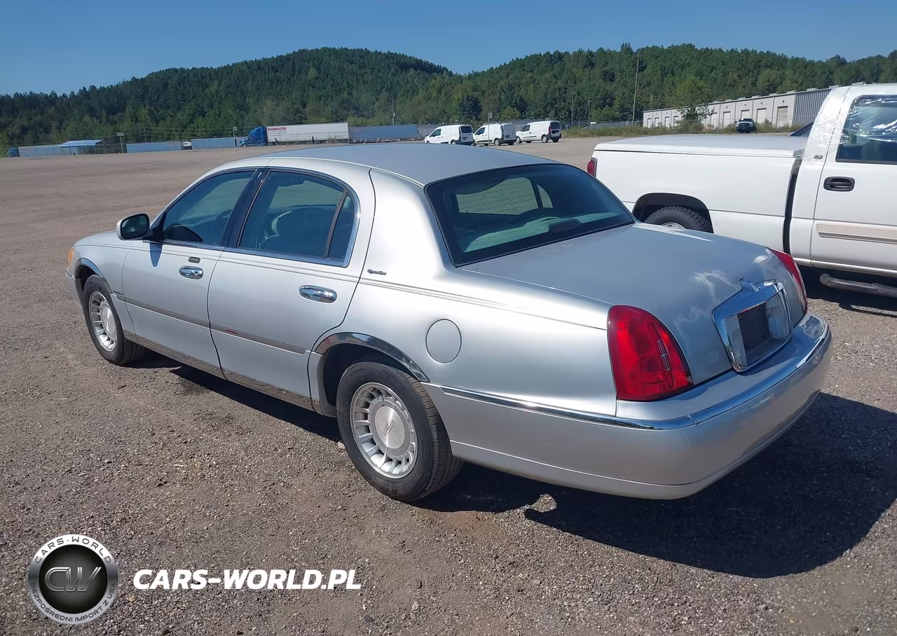 2001 Lincoln Town Car Signature VIN:1LNHM82W51Y608103 - 3