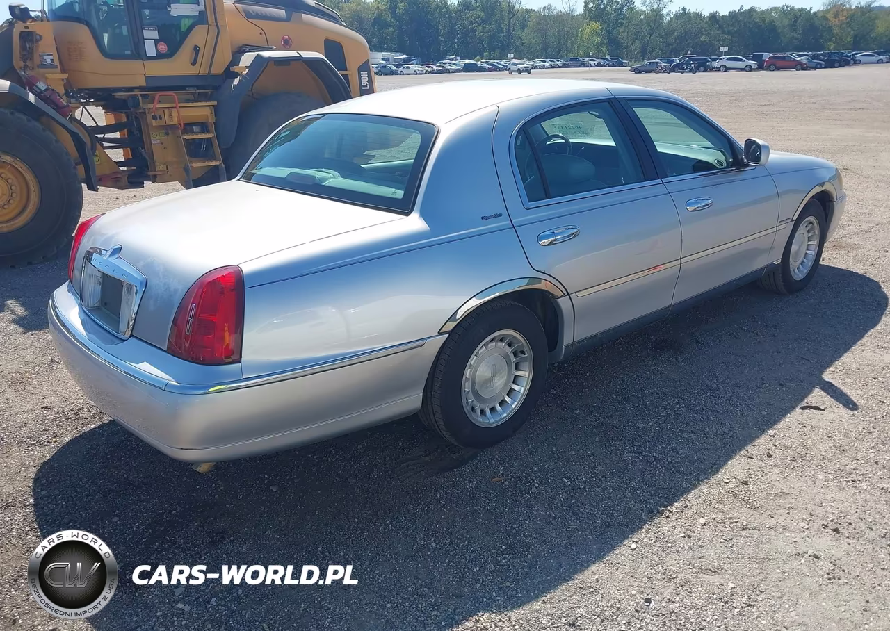 2001 Lincoln Town Car Signature VIN:1LNHM82W51Y608103 - 4