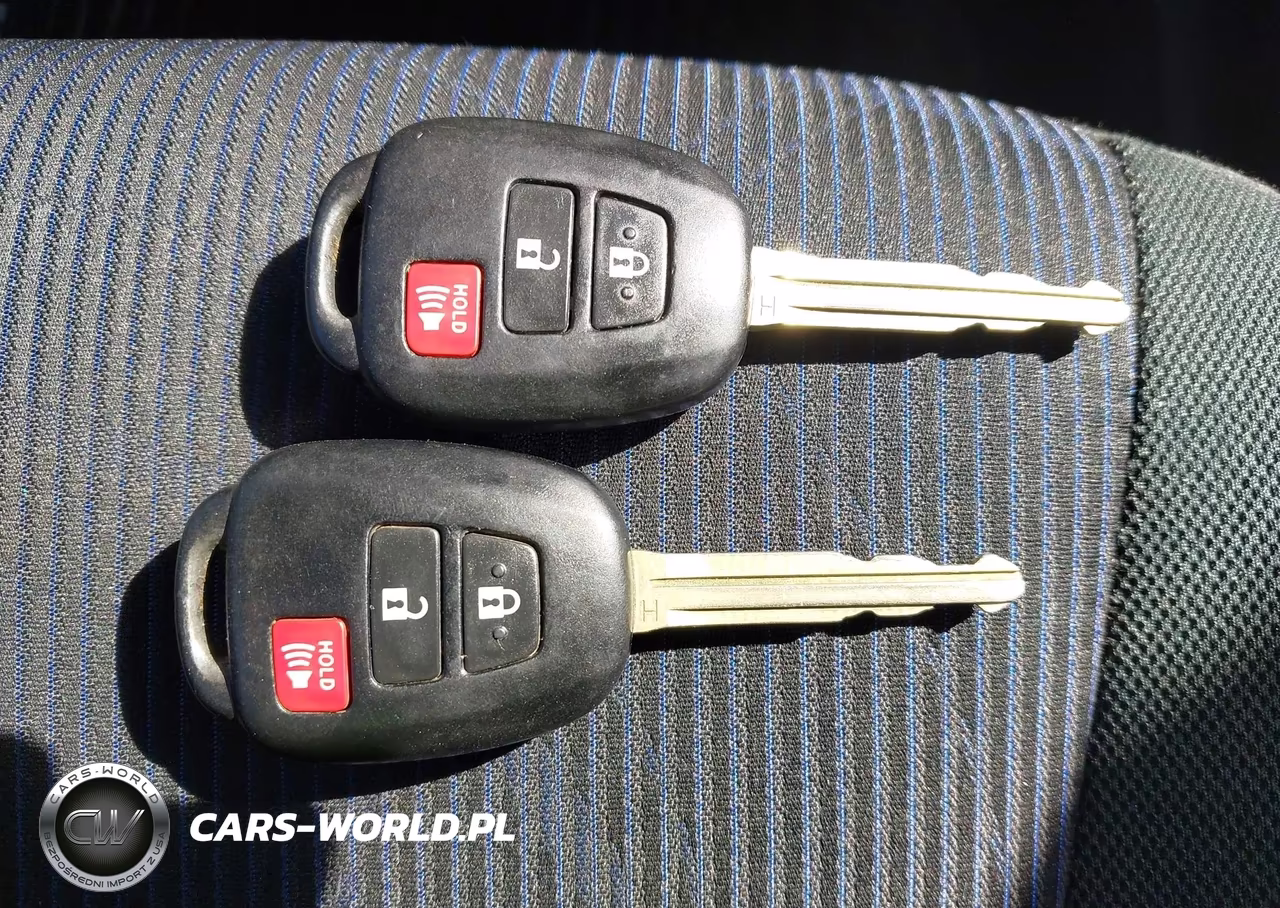 2016 Toyota Prius C Two VIN:JTDKDTB30G1139992 - 11