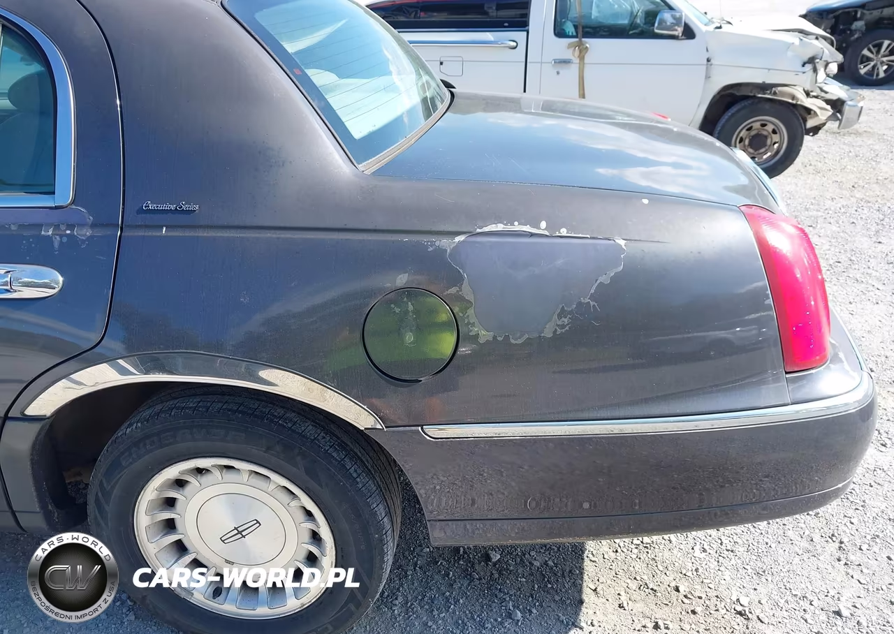 1999 Lincoln Town Car Executive VIN:1LNHM81W6XY667946 - 15