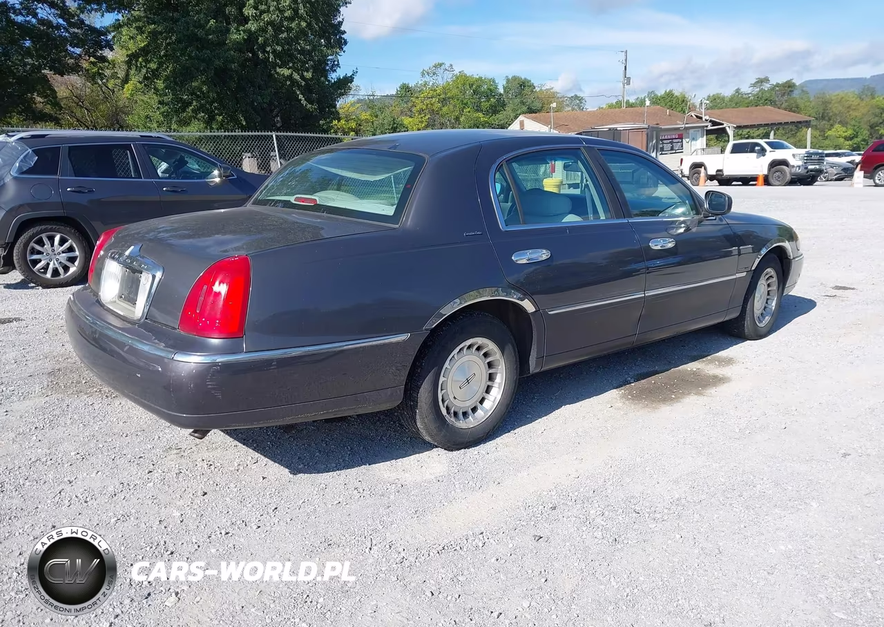 1999 Lincoln Town Car Executive VIN:1LNHM81W6XY667946 - 4