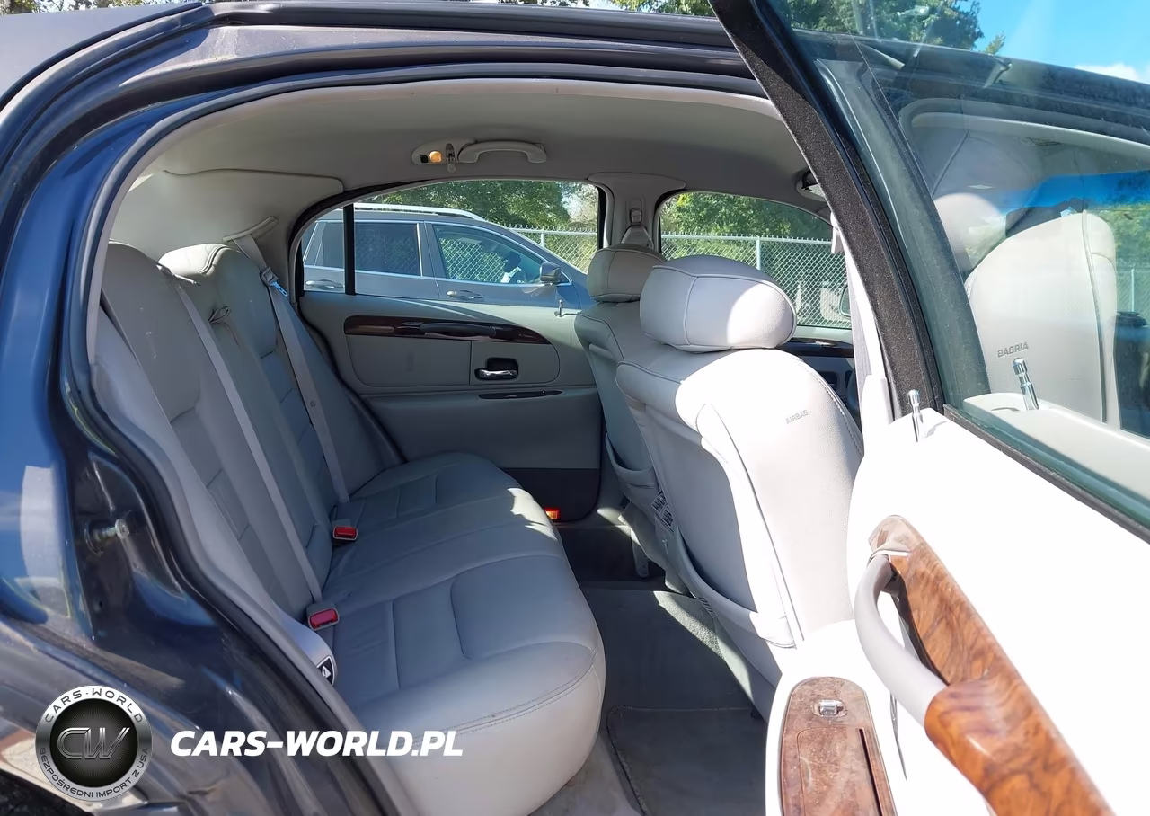 1999 Lincoln Town Car Executive VIN:1LNHM81W6XY667946 - 8