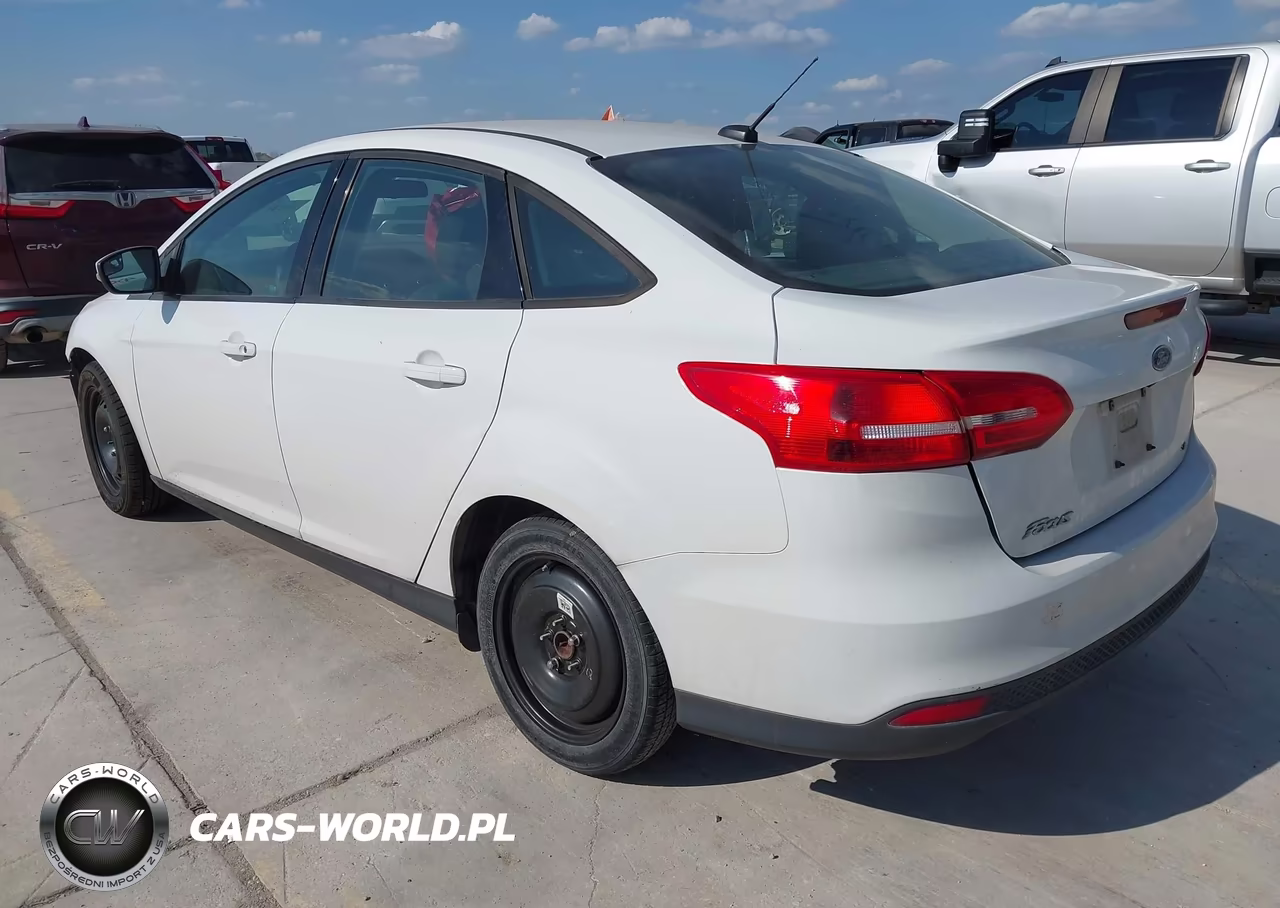 2017 Ford Focus Se VIN:1FADP3F23HL217338 - 3