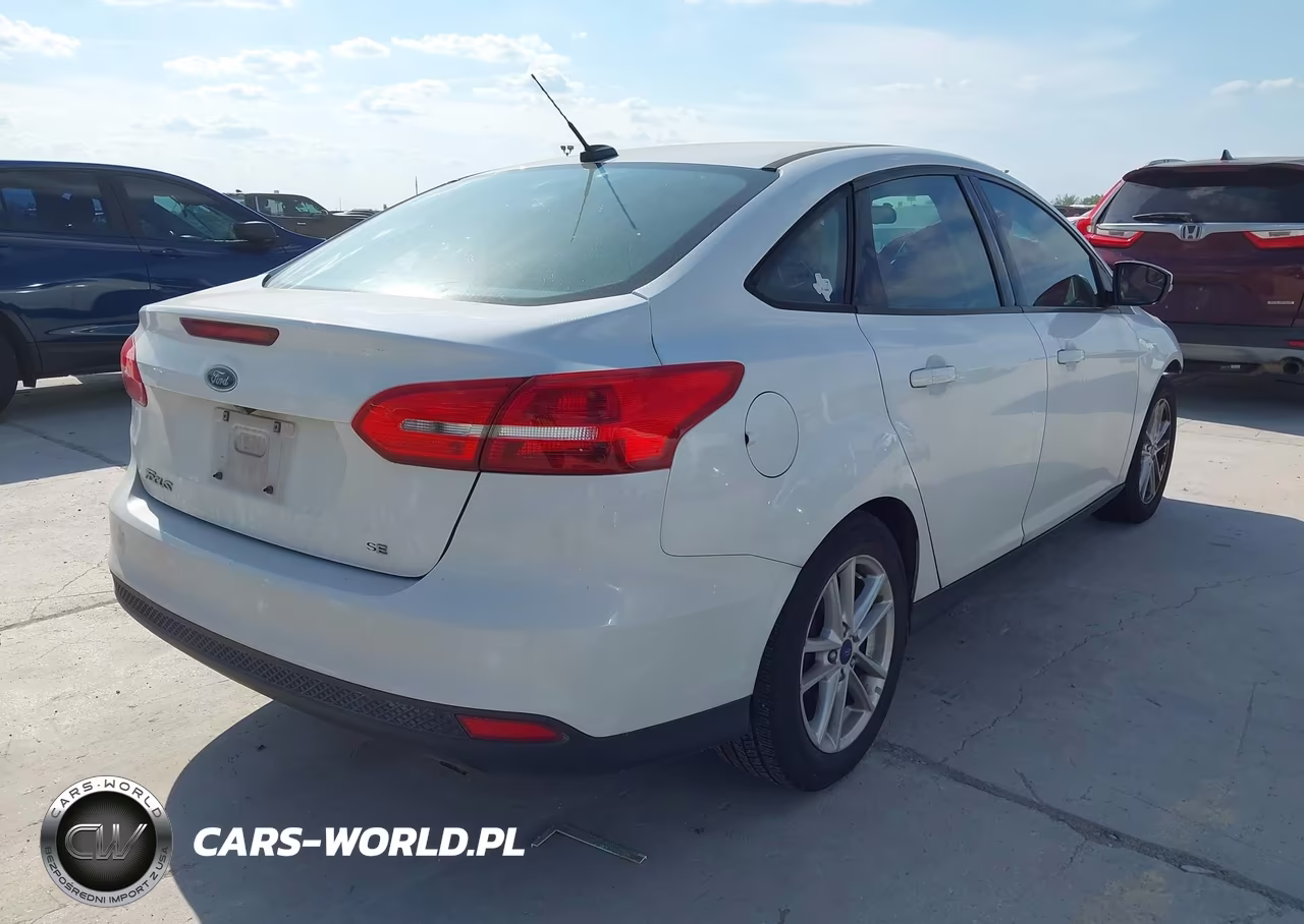 2017 Ford Focus Se VIN:1FADP3F23HL217338 - 4