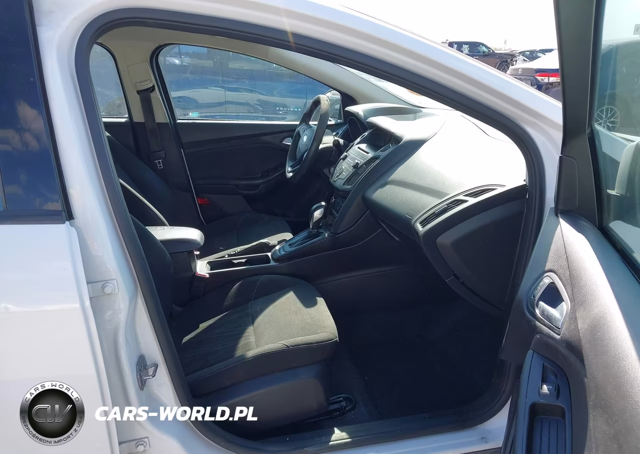 2017 Ford Focus Se VIN:1FADP3F23HL217338 - 5