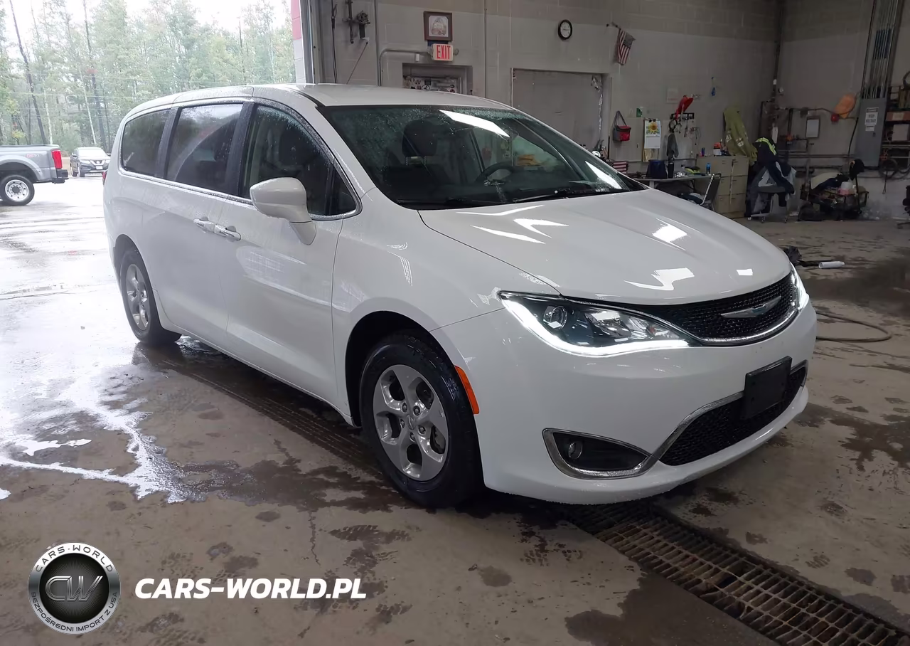 2020 Chrysler Pacifica Hybrid Touring VIN:2C4RC1H79LR234847 - 1
