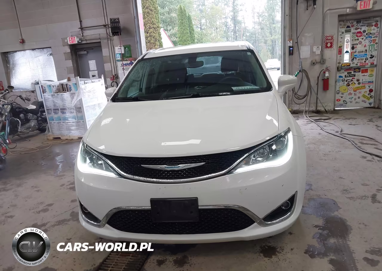 2020 Chrysler Pacifica Hybrid Touring VIN:2C4RC1H79LR234847 - 12