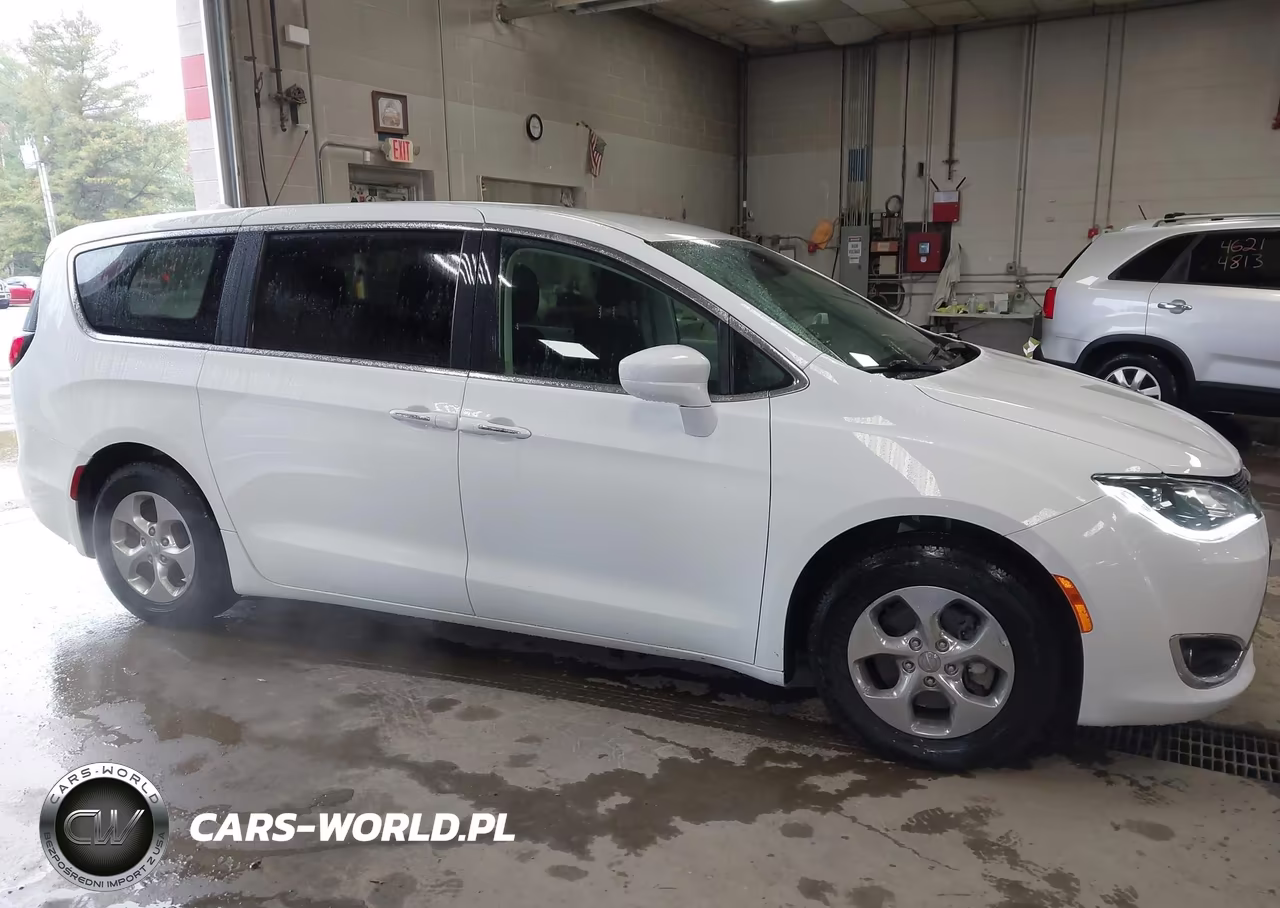 2020 Chrysler Pacifica Hybrid Touring VIN:2C4RC1H79LR234847 - 13