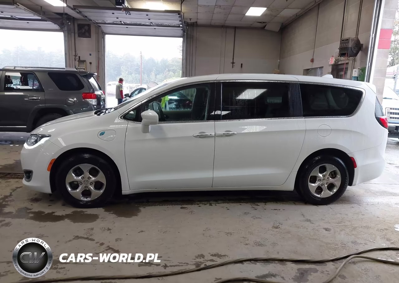 2020 Chrysler Pacifica Hybrid Touring VIN:2C4RC1H79LR234847 - 14