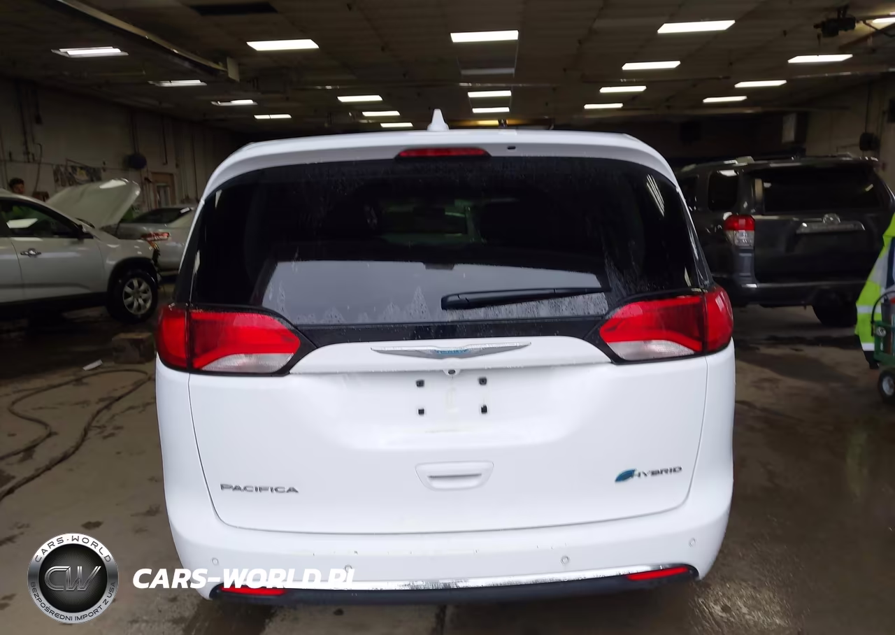 2020 Chrysler Pacifica Hybrid Touring VIN:2C4RC1H79LR234847 - 16
