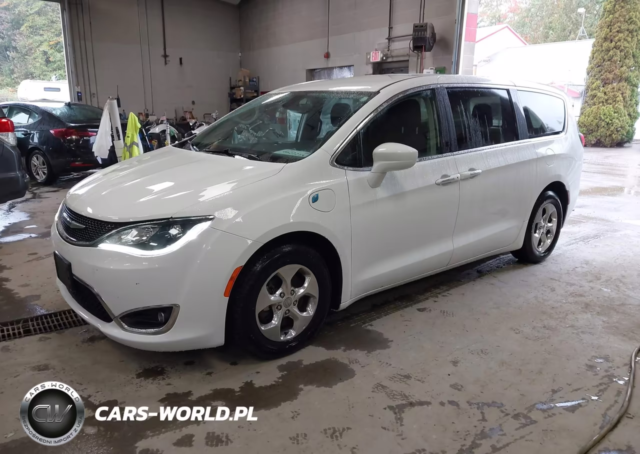 2020 Chrysler Pacifica Hybrid Touring VIN:2C4RC1H79LR234847 - 2