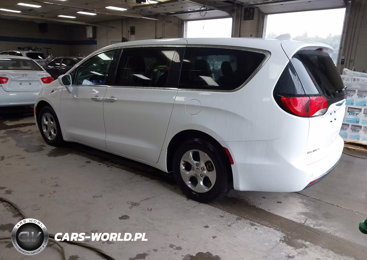 2020 Chrysler Pacifica Hybrid Touring VIN:2C4RC1H79LR234847 - 3