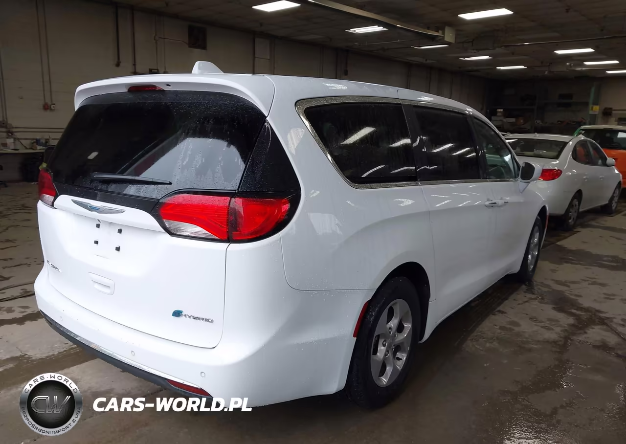 2020 Chrysler Pacifica Hybrid Touring VIN:2C4RC1H79LR234847 - 4