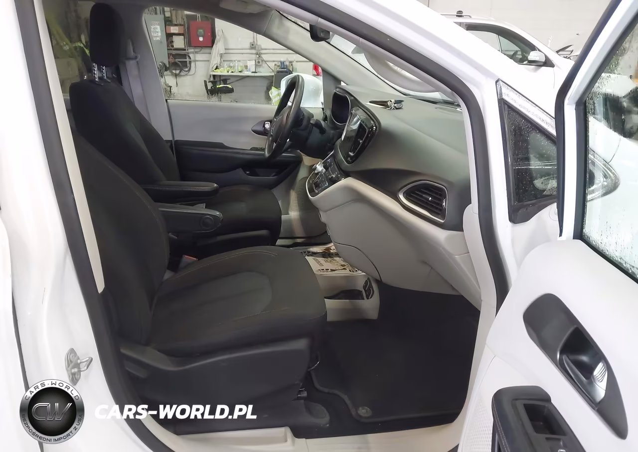 2020 Chrysler Pacifica Hybrid Touring VIN:2C4RC1H79LR234847 - 5