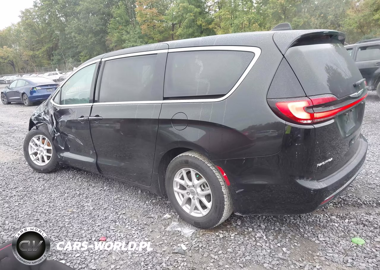 2023 Chrysler Pacifica Touring L VIN:2C4RC1BG3PR581511 - 3