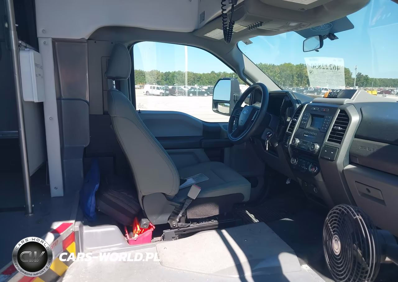 2018 Ford F-450 Chassis Xl VIN:1FDAF4GY4JEB54474 - 5
