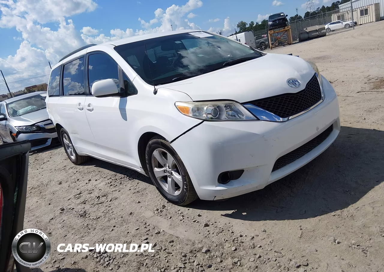 2014 Toyota Sienna Le V6 8 Passenger