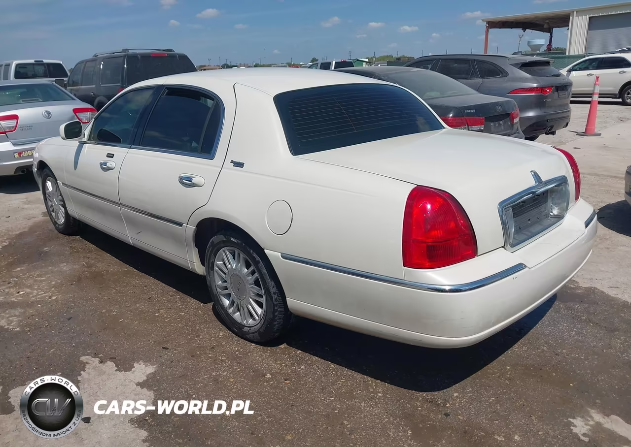 2006 Lincoln Town Car Signature Limited VIN:1LNHM82V26Y635774 - 3