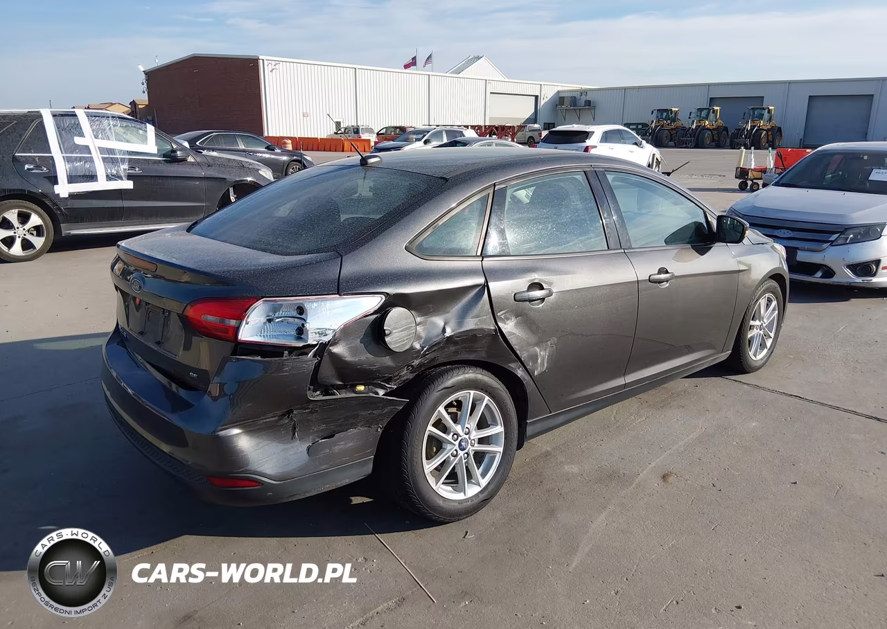 2016 Ford Focus Se VIN:1FADP3F26GL331767 - 4