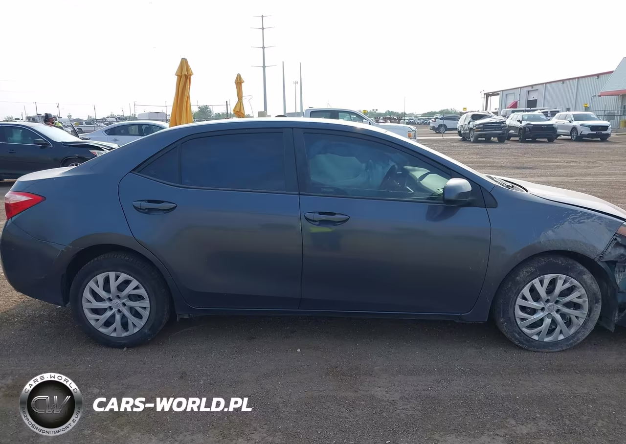 2018 Toyota Corolla Le VIN:5YFBURHE8JP773596 - 13