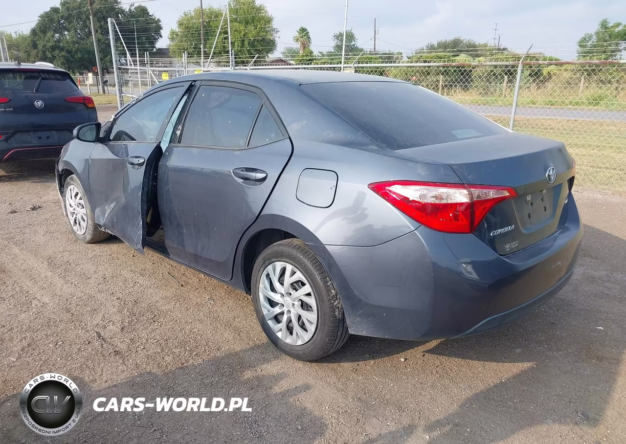 2018 Toyota Corolla Le VIN:5YFBURHE8JP773596 - 3