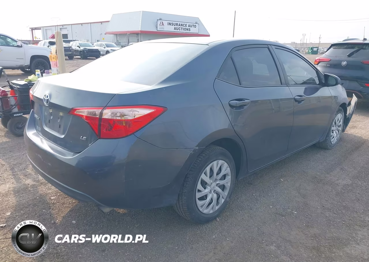 2018 Toyota Corolla Le VIN:5YFBURHE8JP773596 - 4