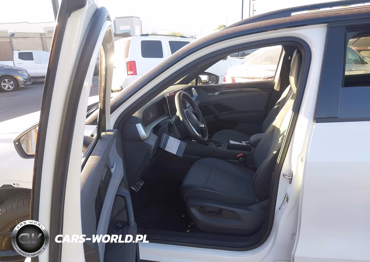 2026 Volkswagen Tiguan Se R-Line Black VIN:3VVHR7RM8TM023827 - 5