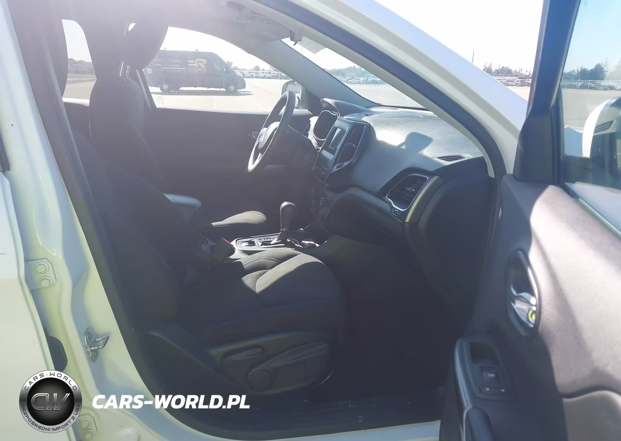 2019 Jeep Cherokee Latitude 4X4 VIN:1C4PJMCB9KD350223 - 5