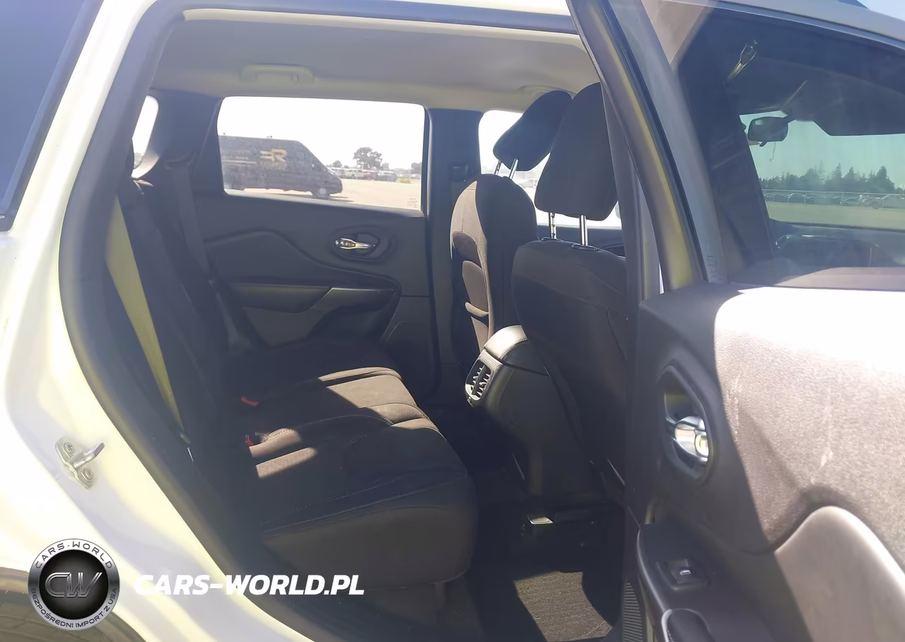 2019 Jeep Cherokee Latitude 4X4 VIN:1C4PJMCB9KD350223 - 8