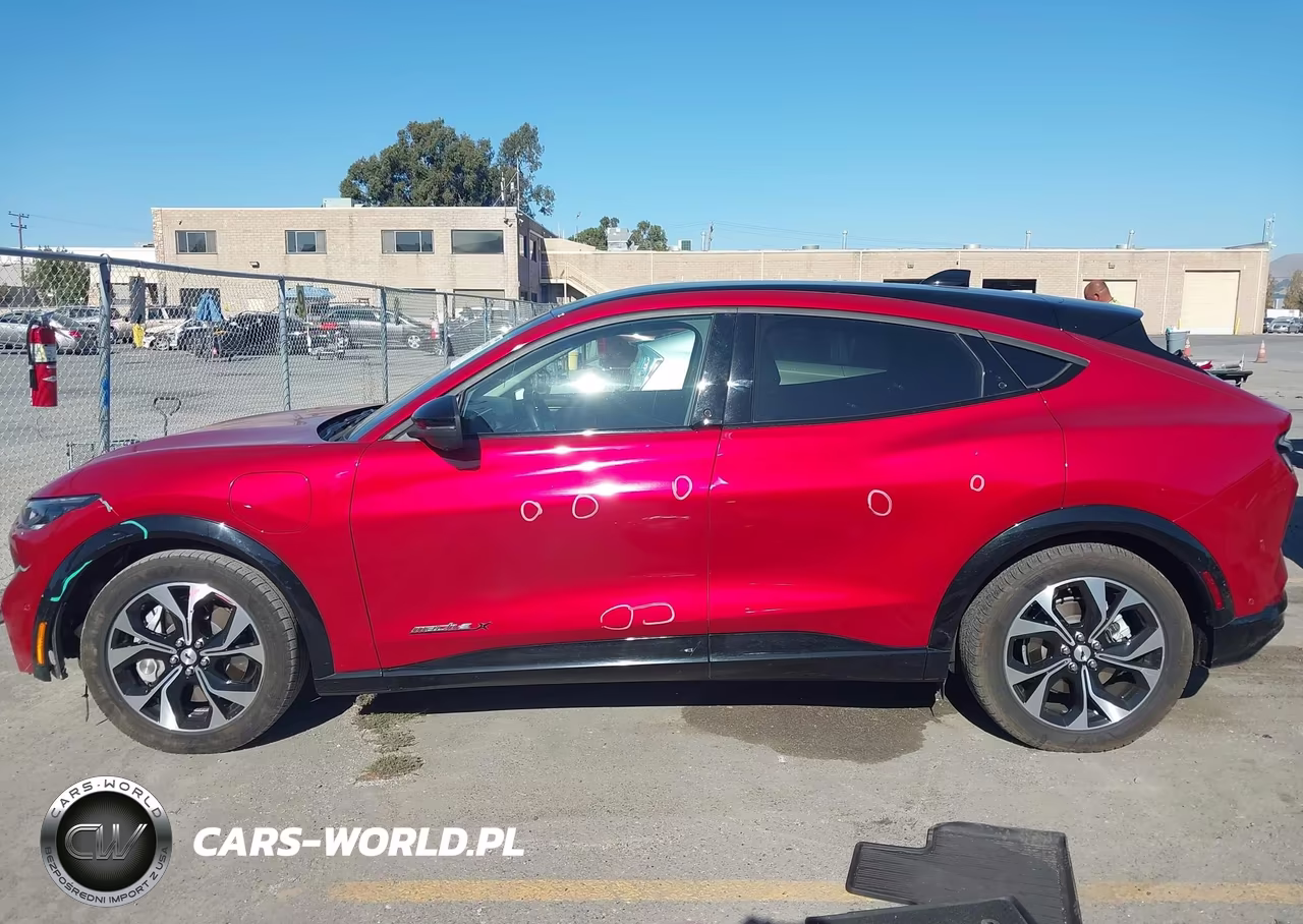 2022 Ford Mustang Mach-E Premium VIN:3FMTK3R75NMA30717 - 14