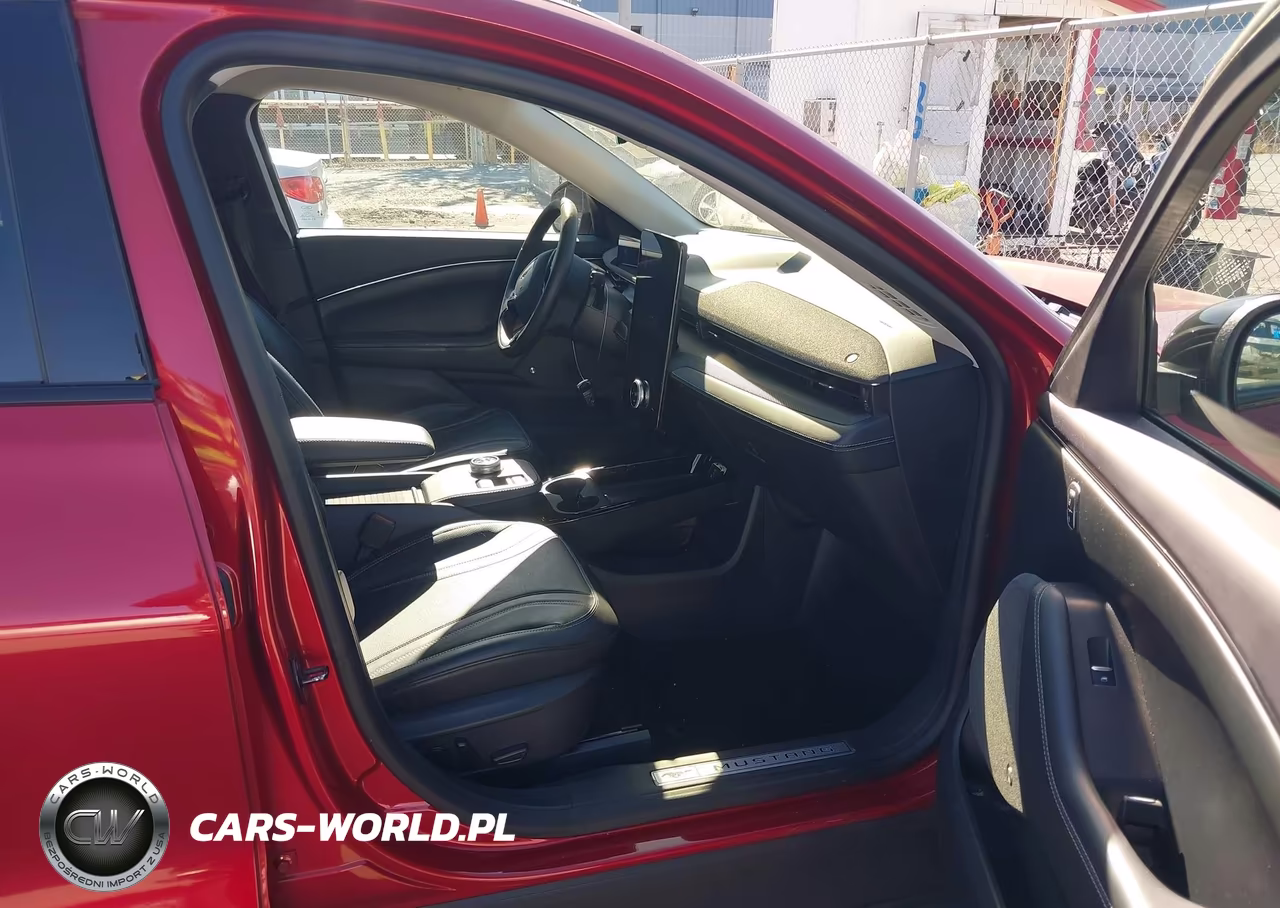 2022 Ford Mustang Mach-E Premium VIN:3FMTK3R75NMA30717 - 5