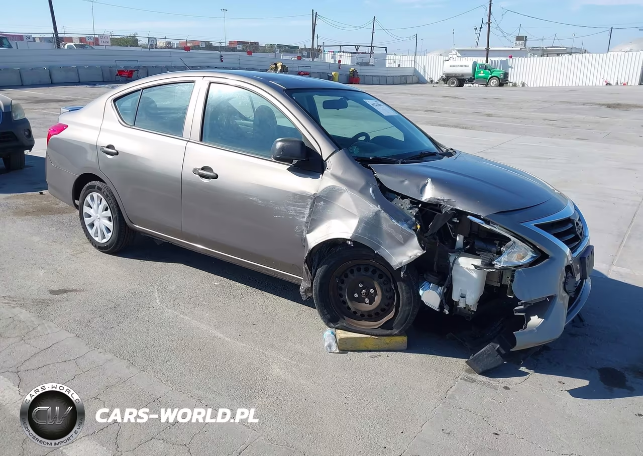 2015 Nissan Versa 1.6 S+