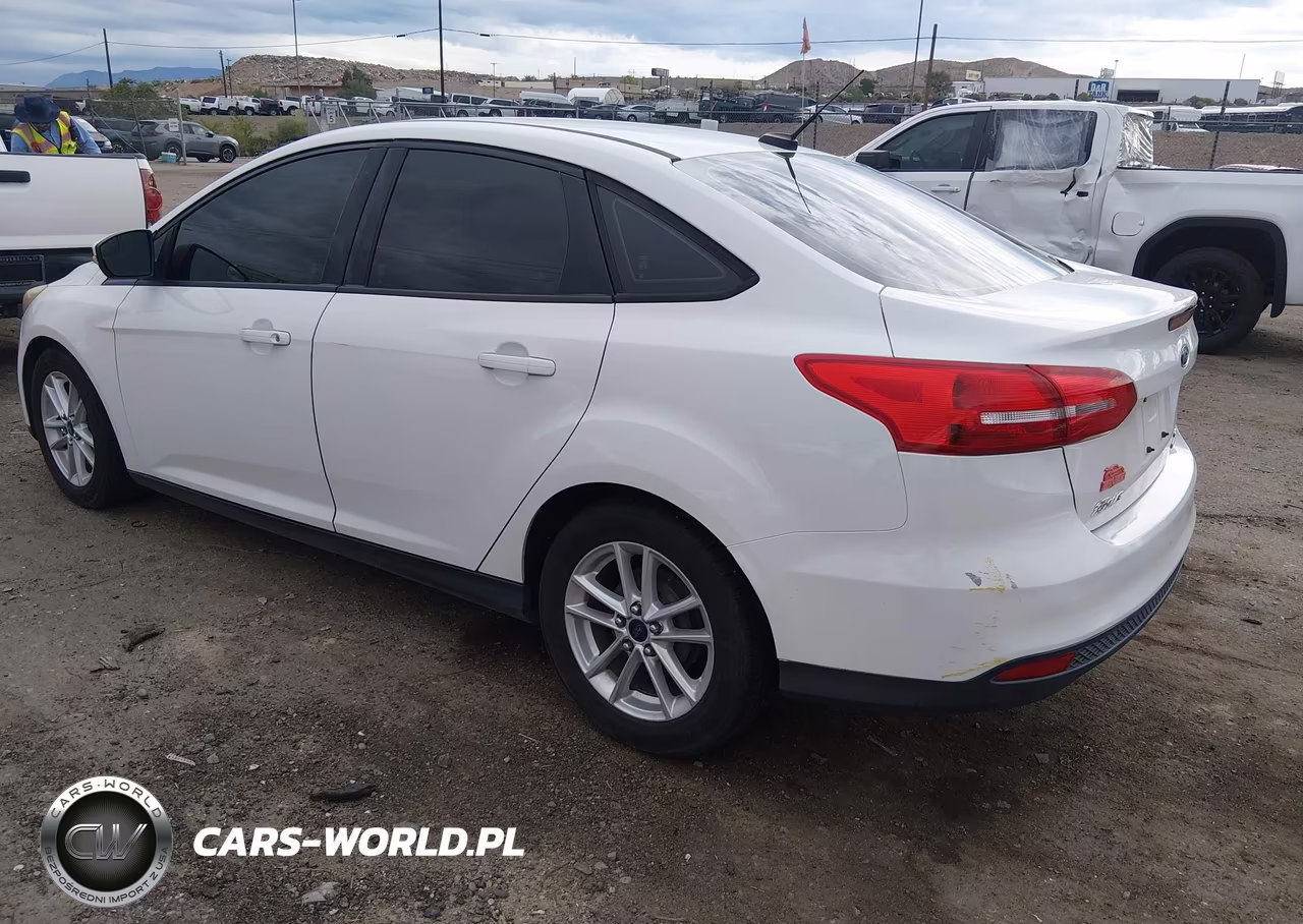 2015 Ford Focus Se VIN:1FADP3F28FL263633 - 3