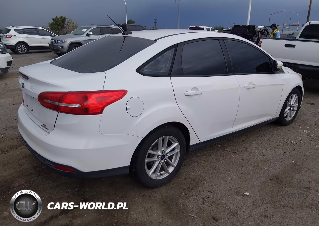 2015 Ford Focus Se VIN:1FADP3F28FL263633 - 4