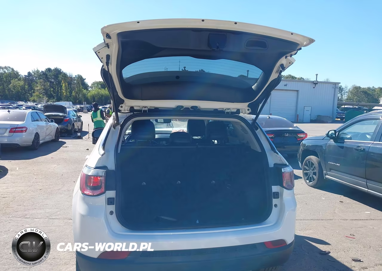 2019 Jeep Compass Latitude 4X4 VIN:3C4NJDBB2KT813788 - 18