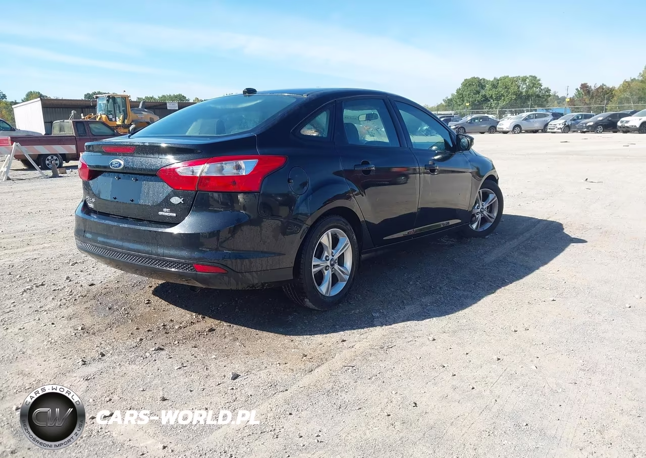 2014 Ford Focus Se VIN:1FADP3F23EL158075 - 4