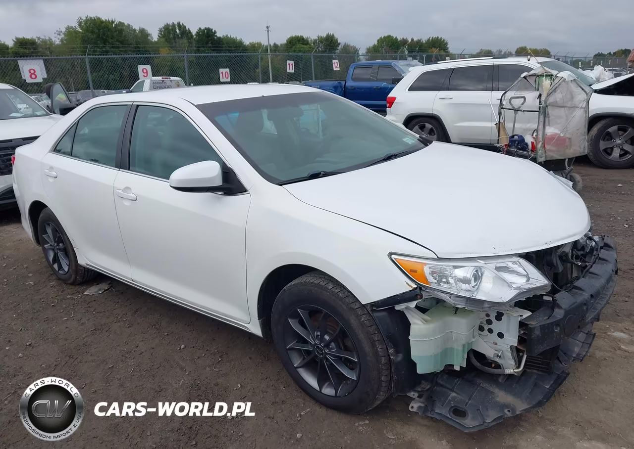 2014 Toyota Camry Le – zdjęcie 1 z 18