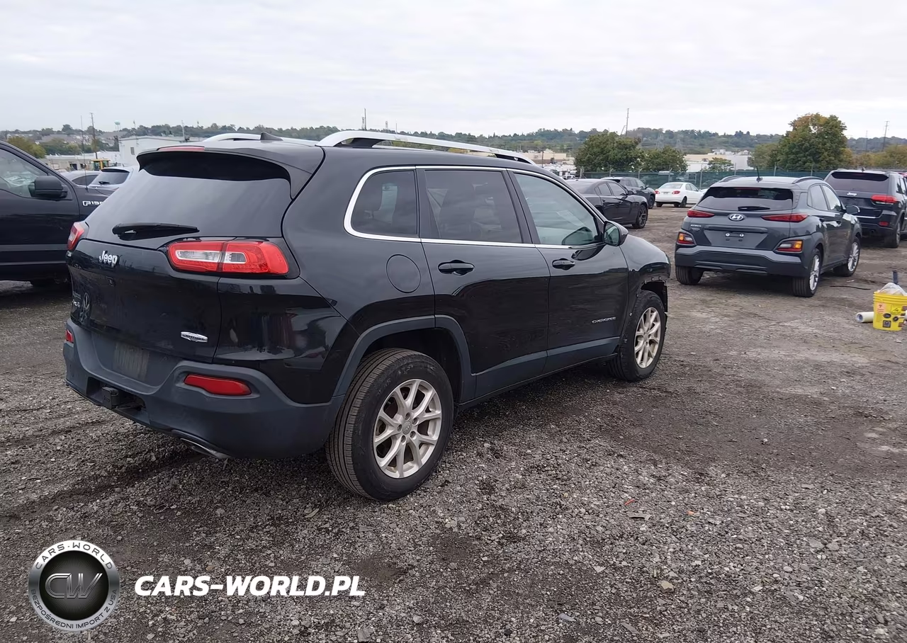 2015 Jeep Cherokee Latitude VIN:1C4PJMCS5FW776677 - 4
