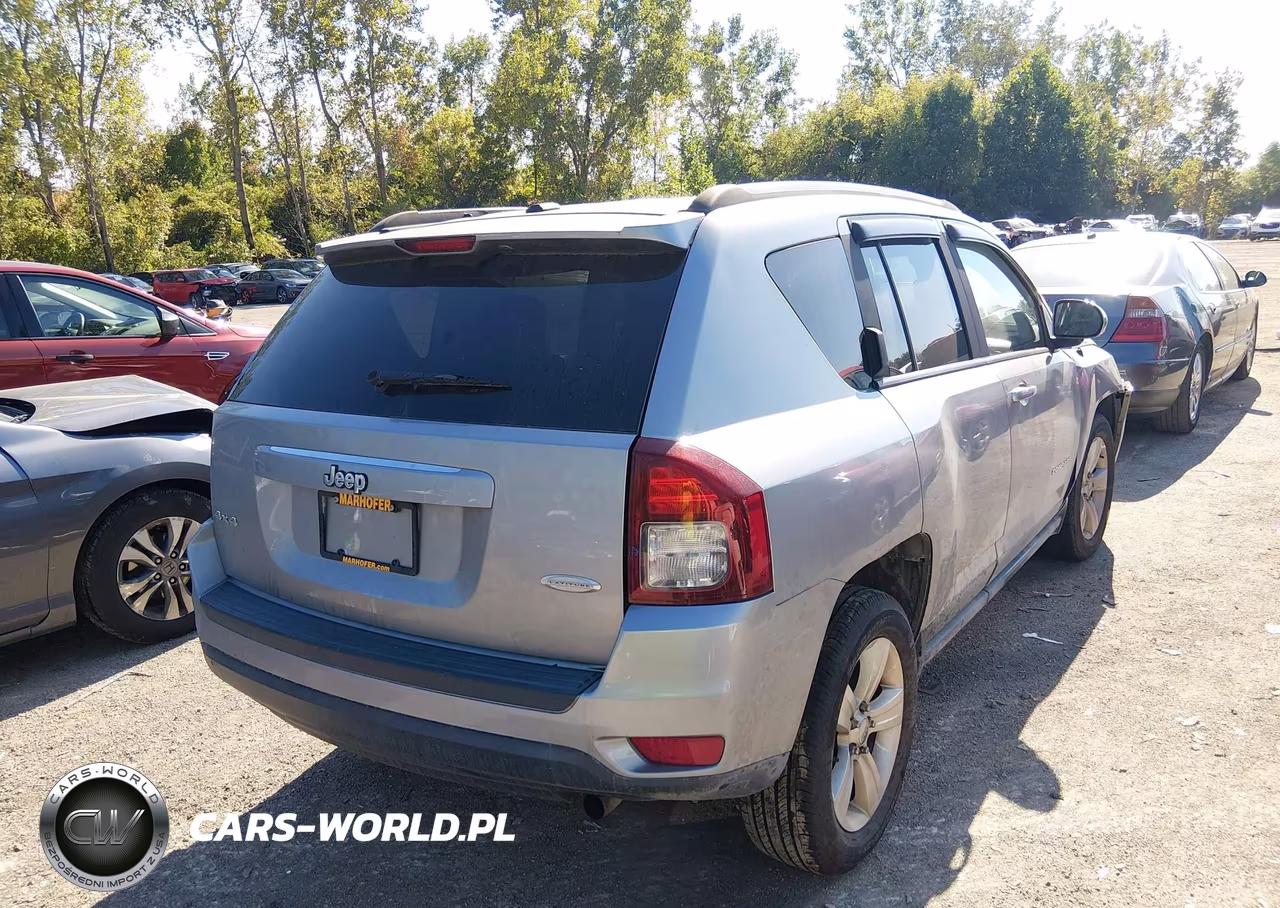 2016 Jeep Compass Latitude VIN:1C4NJDEB7GD784958 - 4